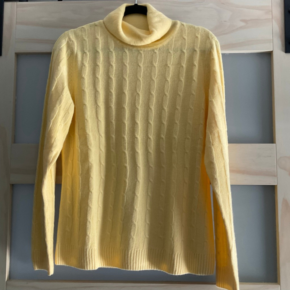 IZOD Vintage Yellow Cable Knit Turtleneck Sweater – Made in Hong Kong Size LG - Picture 1 of 4